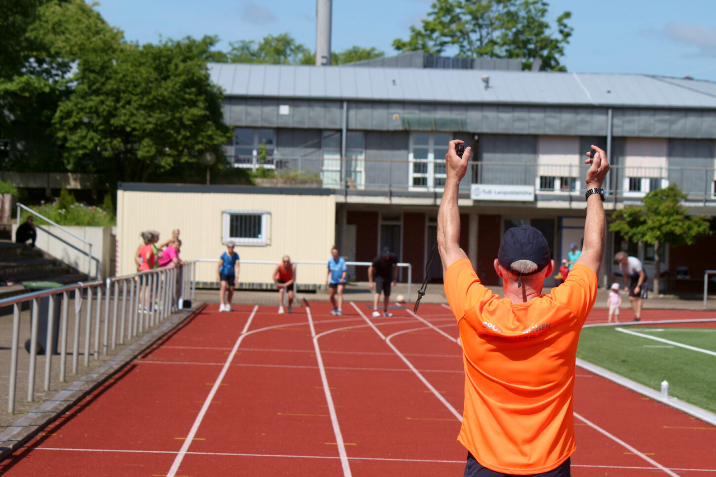 Start zum 50 Meter Sprint. Sportabzeichenprüfer Jörg Amelung gibt das Zeichen. Foto: Thomas Dohna