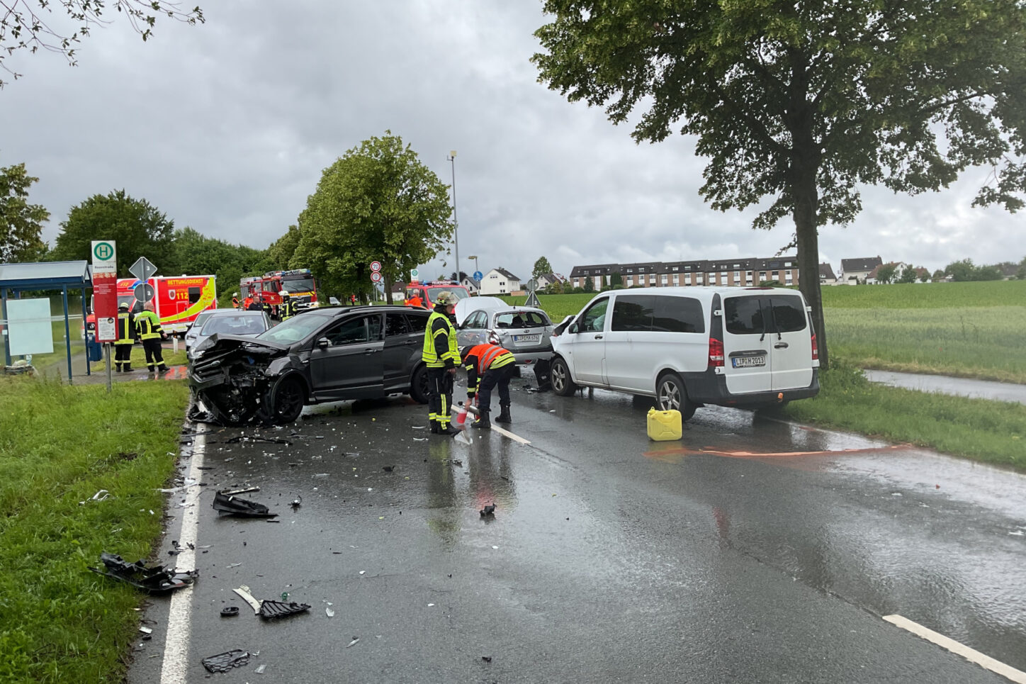 Das Fahrzeug links war aus Richtung Bad Salzuflen gekommen und hatte an den beiden Fahrzeugen vorbeifahren sollen. Foto: Freiwillige Feuerwehr Leopoldshöhe