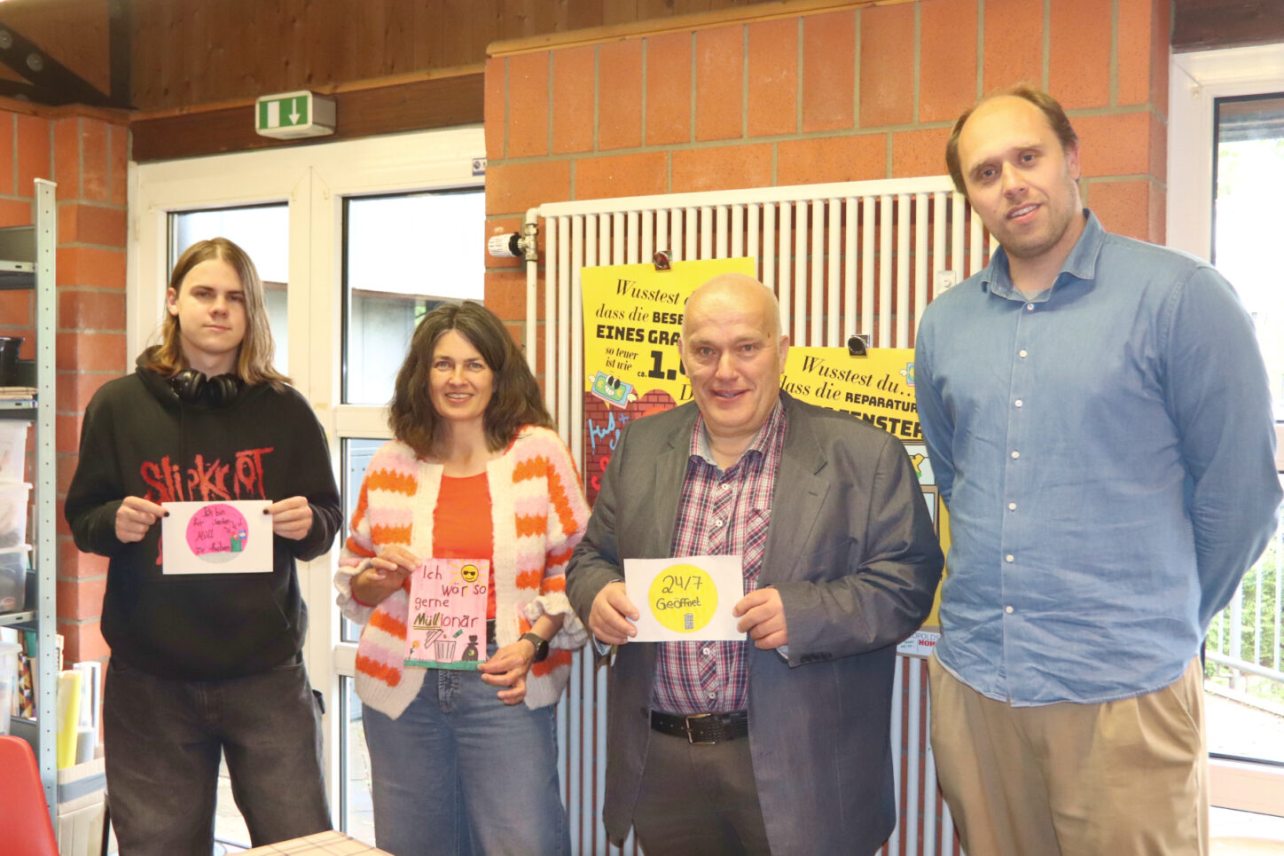 Conner Smok als Vertreter der Jugendlichen (von links), Sandra Linnebecker als Leiterin des Leos, Andreas Brinkmann, Initiator des Vandalismus-Projektes und Till Neuhaus, Wissenschaftlicher Mitarbeiter der Universität Bielefeld, stellen die neuen Motive für die Anit-Vandalismus-Plakate vor. Foto: Privat