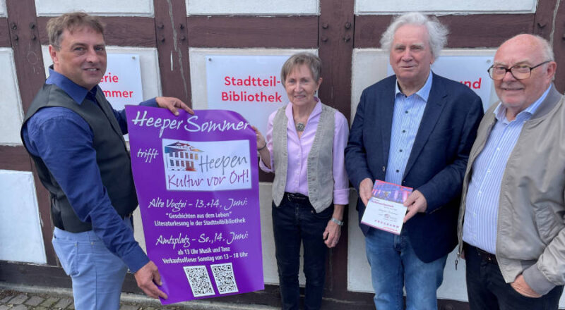 Organisieren den Heeper Sommer (v.l.): Holger Bittner (Bezirksamt Heepen), Adelheid Speer (Stadtteilbibliothek Heepen), Bezirksbürgermeister Holm Sternbacher und Jürgen Utecht (Interessen- und Werbegemeinschaft Heepen). Foto: Stadt Bielefeld