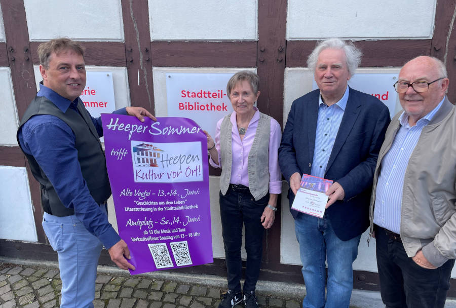 Organisieren den Heeper Sommer (v.l.): Holger Bittner (Bezirksamt Heepen), Adelheid Speer (Stadtteilbibliothek Heepen), Bezirksbürgermeister Holm Sternbacher und Jürgen Utecht (Interessen- und Werbegemeinschaft Heepen). Foto: Stadt Bielefeld