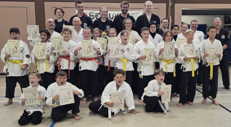 Großer Jubel nach der bestandenen Unterstufenprüfung kurz vor den Sommerferien bei den Karatekas. Foto: Privat