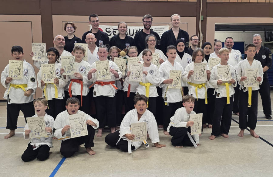 Großer Jubel nach der bestandenen Unterstufenprüfung kurz vor den Sommerferien bei den Karatekas. Foto: Privat