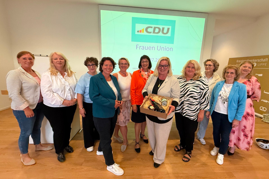 Kathryn Landwehrmeyer, Margit Monika Hahn, Bärbel Paetzold, Kerstin Vieregge, Andrea Nolting, Birgit Tornau, Andrea Hegerbekermeier, Svetlana Begemann, Ursula Herbort, Angelika Lindner und Irene Mühlenmeier (von links) bilden den Vorstand der Frauenunion Kreis Lippe. Foto: Frauenunion