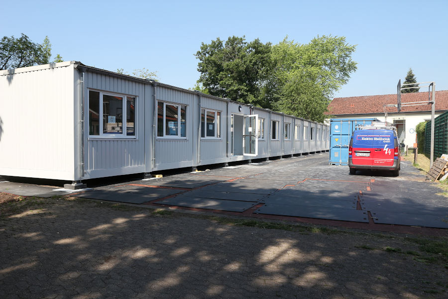 Die neuen Container für die OGS-Gruppen der Grundschule Asemisssen stehen auf dem Sportplatz der Schule. Foto: Edeltraud Dombert