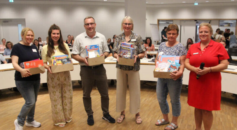 Britta Wöstenfeld (Sozial pädagogische Fachkraft der Beratungsschule Lemgo West), Jaqueline Pape (MPT-Kraft der Südschule), Olaf Brodziak (Schulaufsicht der Grundschulen), Anja Krause (Leitung Bildungsbüro Kreis Lippe), Birgit Krüger (OGS Lemgo West) und Melanie Schwarz (Abgeordnete Lehrkraft im Bildungsbüro Kreis Lippe, von links) freuen sich über den erfolgreichen Austausch. Foto: Kreis Lippe