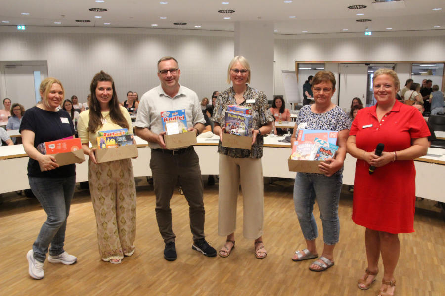 Britta Wöstenfeld (Sozial pädagogische Fachkraft der Beratungsschule Lemgo West), Jaqueline Pape (MPT-Kraft der Südschule), Olaf Brodziak (Schulaufsicht der Grundschulen), Anja Krause (Leitung Bildungsbüro Kreis Lippe), Birgit Krüger (OGS Lemgo West) und Melanie Schwarz (Abgeordnete Lehrkraft im Bildungsbüro Kreis Lippe, von links) freuen sich über den erfolgreichen Austausch. Foto: Kreis Lippe