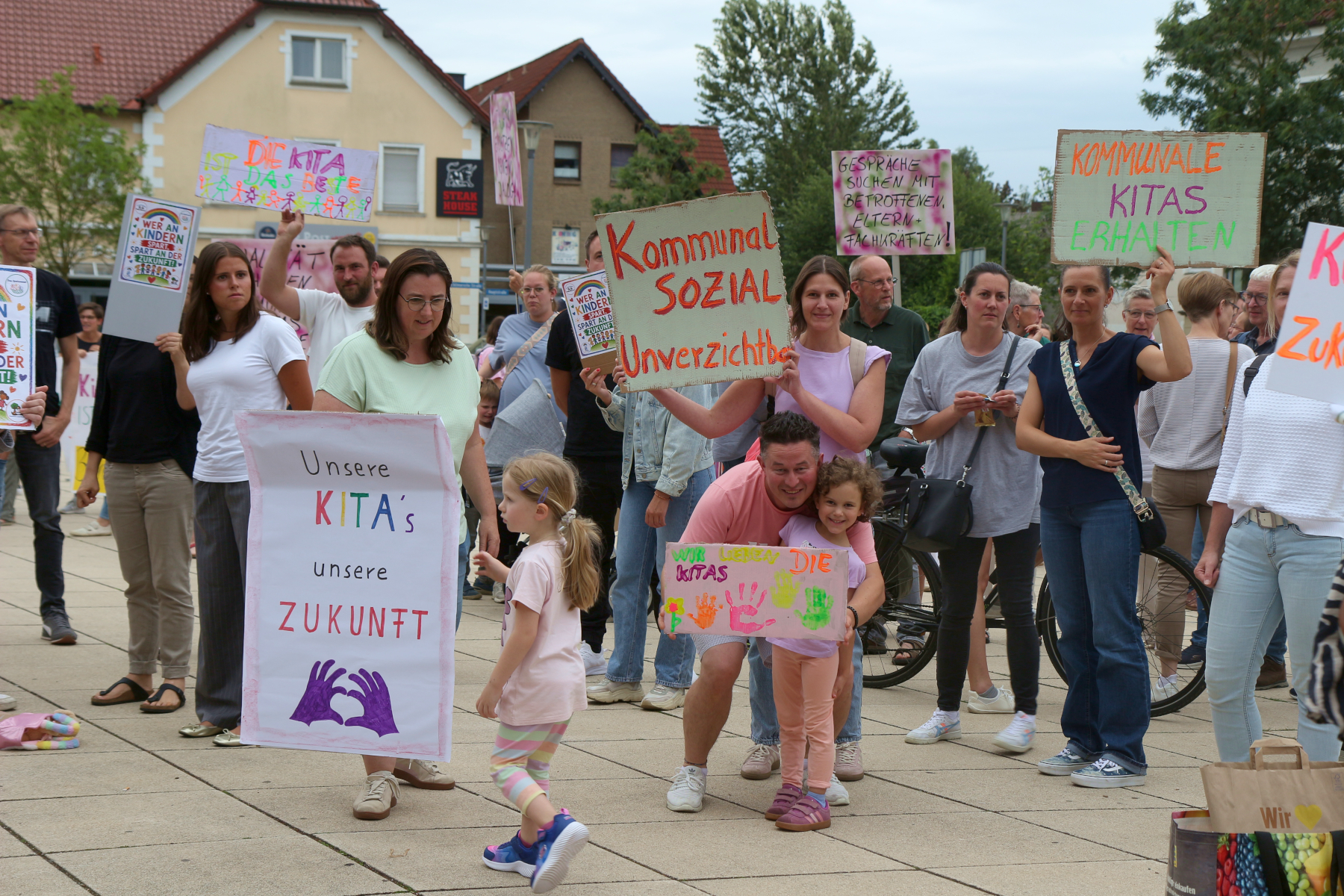 Kinder und Eltern aus den kommunalen Kitas demonstrierten auf dem Marktplatz. Foto: Thomas Dohna