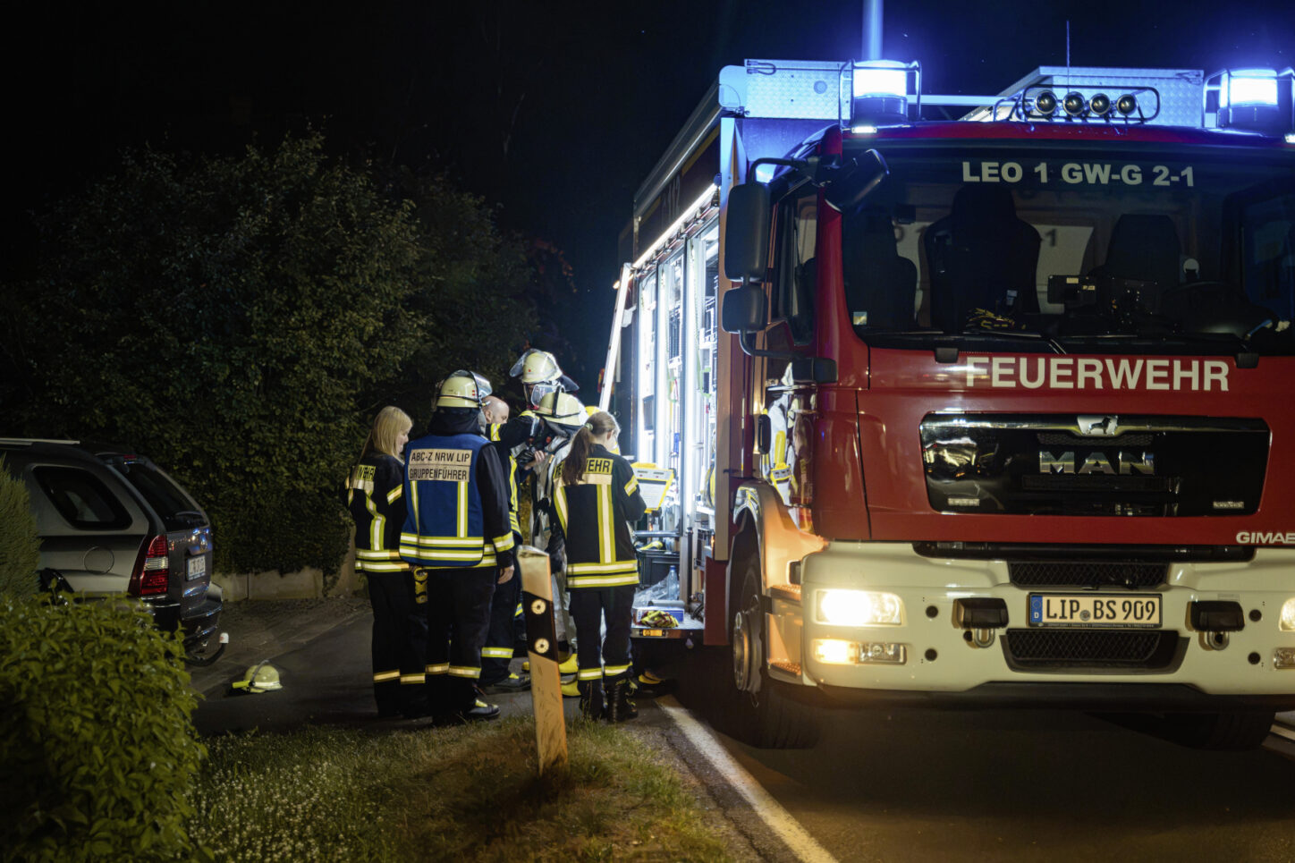 Mannschaften des ABC-Zuges Lippe-West stehen am Gerätewagen Gefahrgut (GWG) und bereiten sich auf den Einsatz vor. Foto: Die Blaulichtfotografen