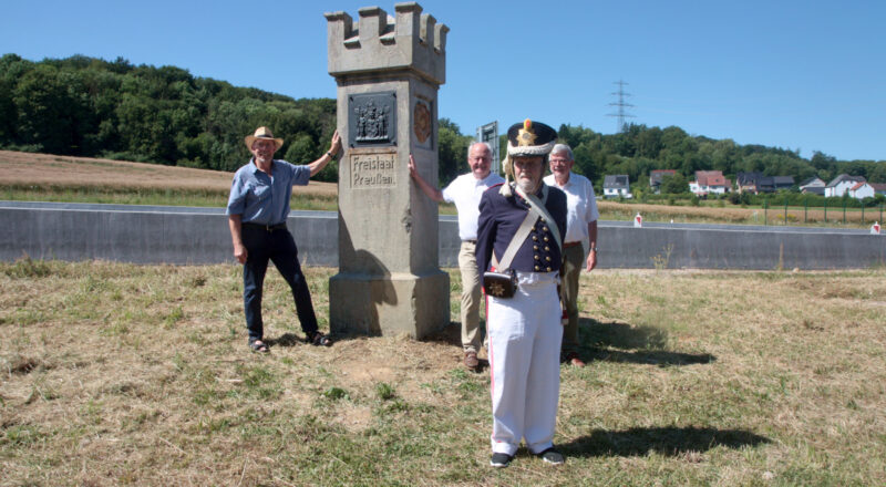 Ortsheimatpfleger Heinrich Dingerdissen aus Ubbedissen (von links), Initiator Manfred Burkamp, der lippische Schütze Werner Zahn und Gerhard Schemmel (Bürgerstiftung) feierten mit Gästen die Aufstellung des Grenzsteins am Radweg entlang der B66. Foto: Thomas Dohna