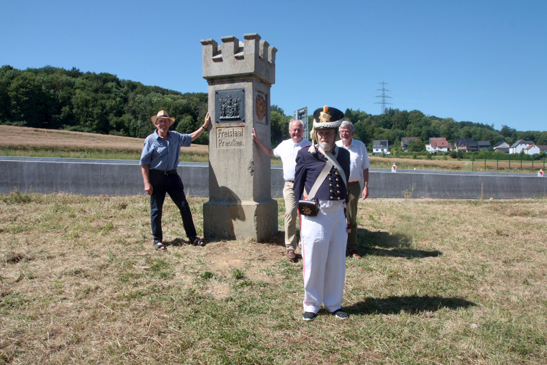 Ortsheimatpfleger Heinrich Dingerdissen aus Ubbedissen (von links), Initiator Manfred Burkamp, der lippische Schütze Werner Zahn und Gerhard Schemmel (Bürgerstiftung) feierten mit Gästen die Aufstellung des Grenzsteins am Radweg entlang der B66. Foto: Thomas Dohna
