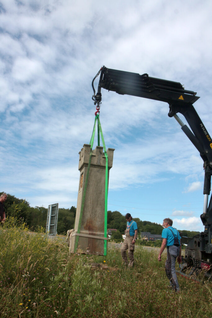 Der Grenzstein schwebt am Haken. Foto: Thomas Dohna