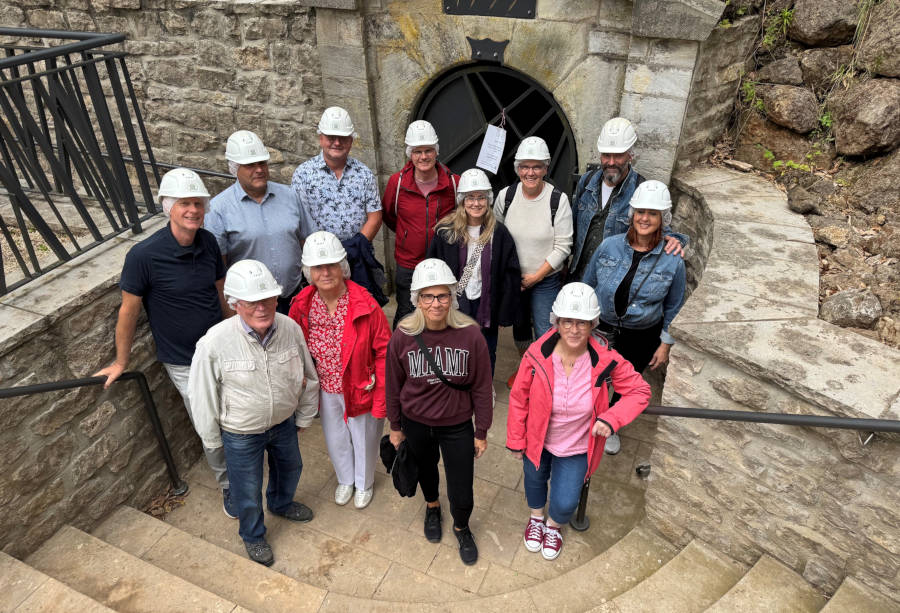 Vor der Altensteiner Höhle Klaus Wittemeier, Stefan Diestelhorst (stellvertretender. Vorsitzender des Partnerschaftsvereins), Thomas Mieling (Ortsteilbeauftragte für den Bad Liebensteiner Ortsteil Schweina), Volker Wattenberg, Christiane Wattenberg, Heidi Lambracht, Frank Braukhoff, Eleni Konstantinidis (hinten von links) Heinrich Tyart, Karin Tyart, Angela Wittemeier, Marion Diestelhorst (vorn von links). Fotos: Privat