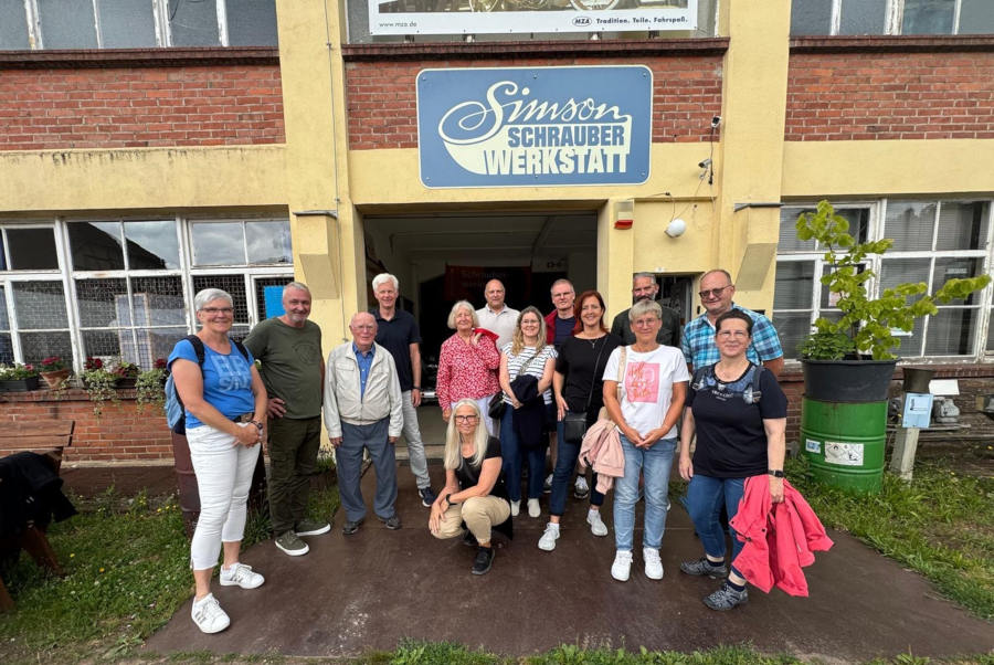 Technik und Tradition: Gruppenfoto an der Simson-Schrauberwerkstatt in Schweina
(von links) Heidi Lambracht, Vaiko Weyh (Gründer und ehrenamtlicher Leiter der Simson-
Schrauberwerkstatt), Heinrich Tyart, Klaus Wittemeier, Karin Tyart, Angela Wittemeier, Stefan
Diestelhorst (stv. Vorsitzender des Partnerschaftsvereins), Christiane Wattenberg, Volker
Wattenberg, Eleni Konstantinidis, Susanne Rakowski (Bürgermeisterin der Stadt Bad Liebenstein),
Frank Braukhoff, Thomas Mieling (Ortsteilbeauftragter für den Bad Liebensteiner Ortsteil Schweina),
Marion Diestelhorst