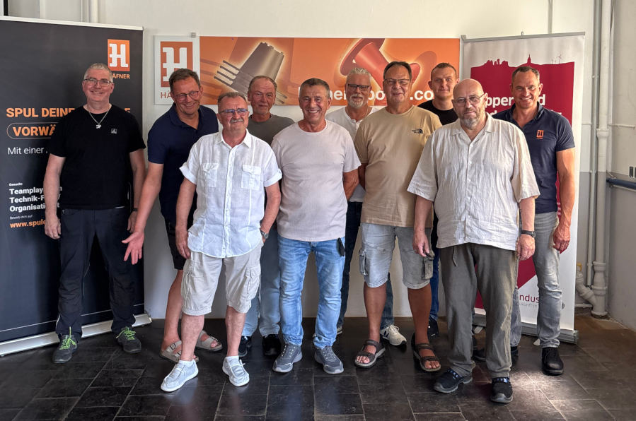 Geballte Spulen-Expertise bei der Jubilarfeier (von links): Betriebsratsvorsitzender Meik Brakhane, Stefan Sanders (25 Jahre), Gregor Klozik (35 Jahre), Heiko Lütkemeier-Brakemeier (25 Jahre), Senad Visnjic (30 Jahre), Frank Rüter (35 Jahre), Ulrich Kamp (40 Jahre), Dave Spiritus (Begleitung), Betriebsleiter Matthias Spilling-Hasselhoff und Christian Büsching (Begleitung). (Zwei weitere Jubilare sind nicht im Bild.) Bild: Häfner & Krullmann GmbH