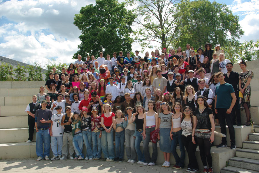 Der zehnte Jahrgang feiert seinen ersten Schulabschluss. Foto: Felix-Fechenbach-Gesamtschule