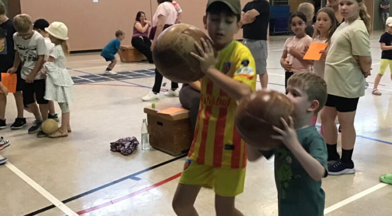 Gemeinsam mit den Paten aus den dritten Klassen erkunden die zukünftigen Erstklässler die Sporthalle mit ihren vielen Geräten. Foto: Privat
