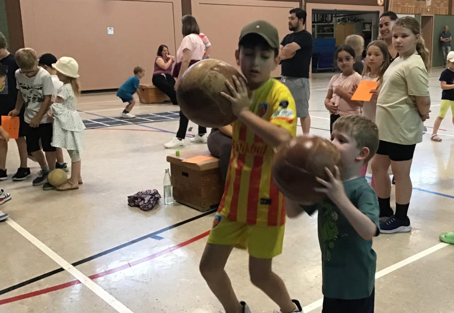 Gemeinsam mit den Paten aus den dritten Klassen erkunden die zukünftigen Erstklässler die Sporthalle mit ihren vielen Geräten. Foto: Privat