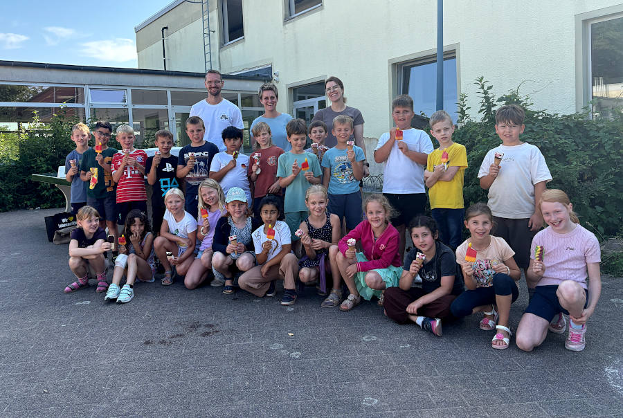 Das Überraschungseis macht fröhliche Gesichter an der Grundschule Nord. Foto: Grundschule Nord