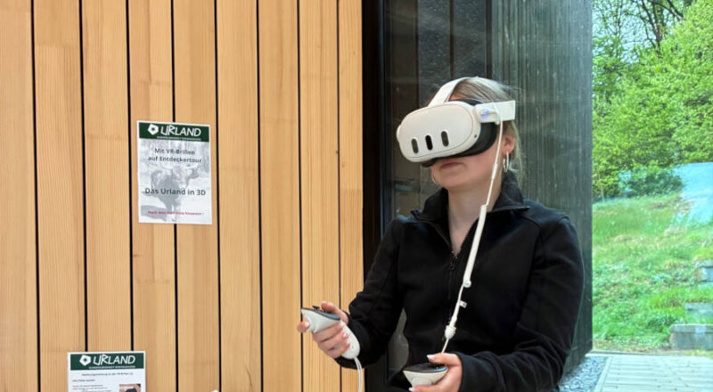 Neue Angebote in der Klimaerlebniswelt im Einsatz: Die VR-Brille (im Bild) und das Exit-Game „Flora Flux in Not“. Foto: Kreis Lippe