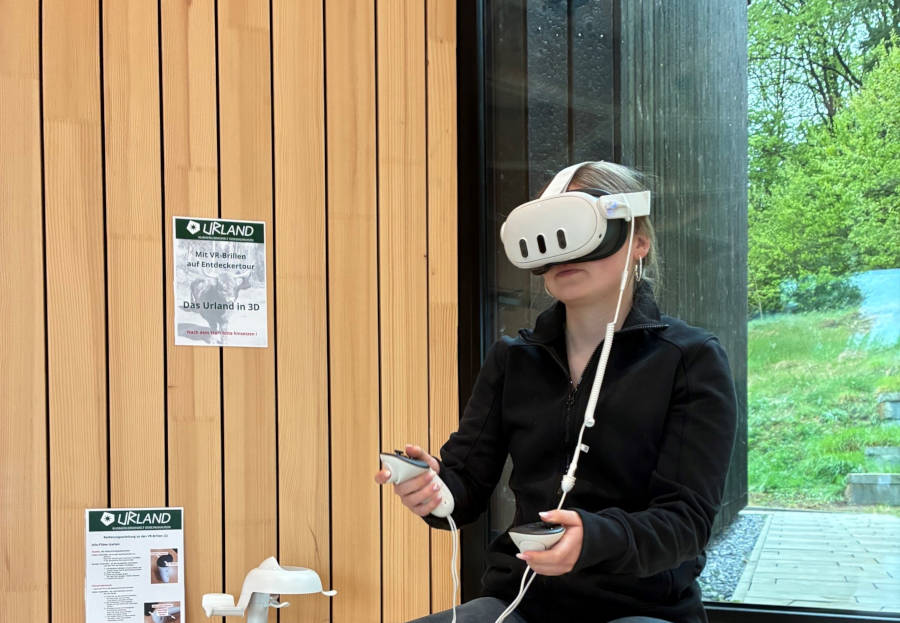 Neue Angebote in der Klimaerlebniswelt im Einsatz: Die VR-Brille (im Bild) und das Exit-Game „Flora Flux in Not“. Foto: Kreis Lippe