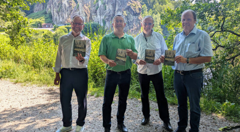 Freuen sich über die frisch gedruckte Ausgabe der “Lippische Kulturlandschaften” zum 100. Jubiläum des Naturschutzgebiet Externsteine (von links): Jörg Düning-Gast (Verbands- vorsteher), Dr. Axel Lehmann (Vorsitzender Lippischer Heimatbund), Roland Linde (Historiker) und Michael Kerth (Geologe). Foto: LVL