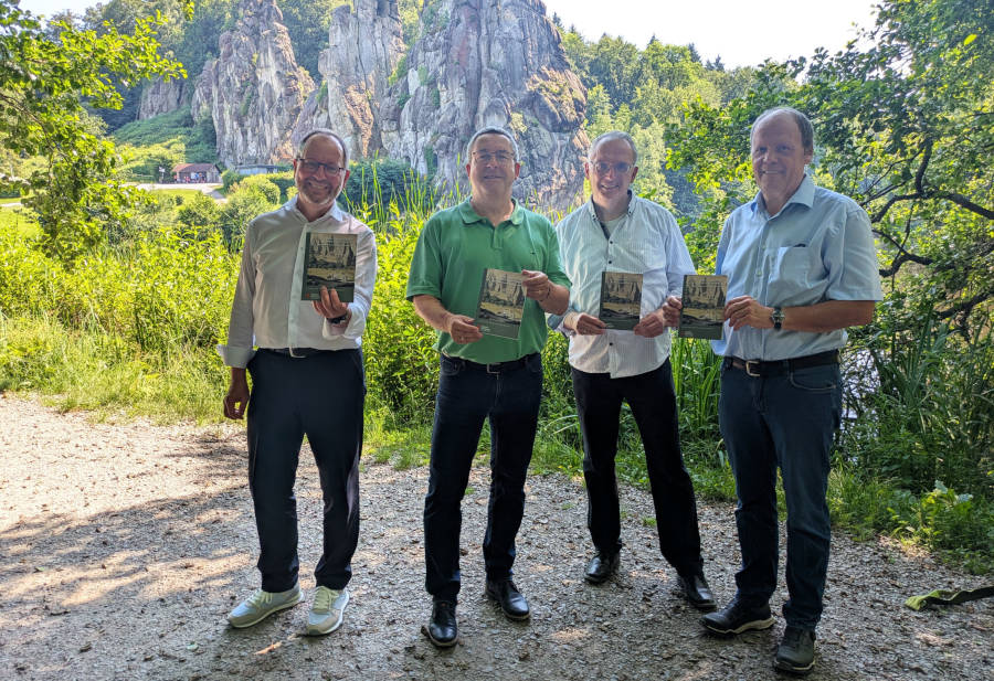Freuen sich über die frisch gedruckte Ausgabe der “Lippische Kulturlandschaften” zum 100. Jubiläum des Naturschutzgebiet Externsteine (von links): Jörg Düning-Gast (Verbands- vorsteher), Dr. Axel Lehmann (Vorsitzender Lippischer Heimatbund), Roland Linde (Historiker) und Michael Kerth (Geologe). Foto: LVL