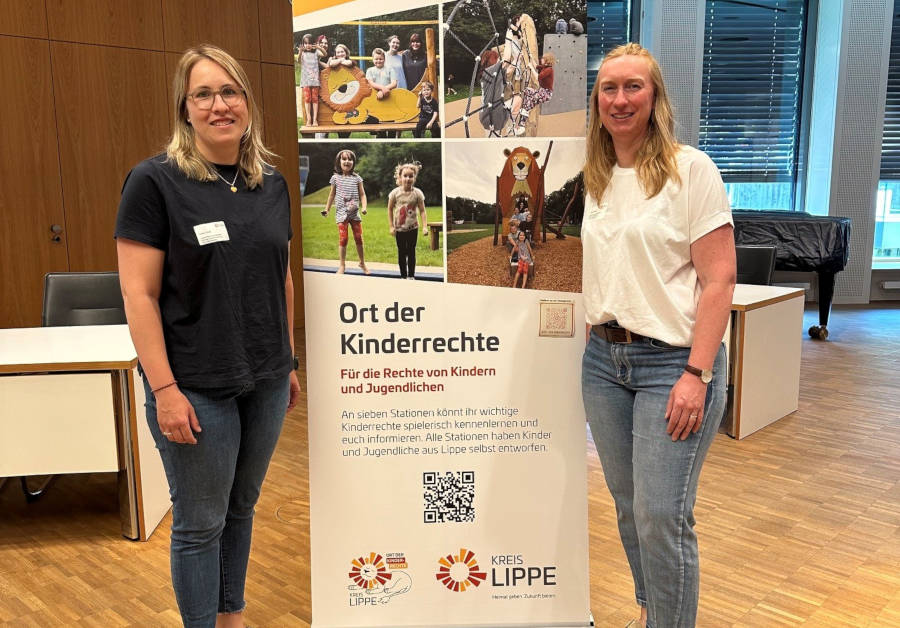 Lena Gnaß und Stphanie Horenburg von der Kita Spatzennest waren als Referentinnen zu Gast auf dem 12. Kinderschutzforum des Kreises Lippe. Foto: Privat