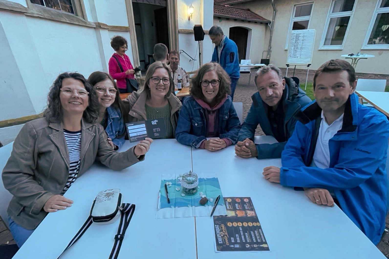 Die Gewinner des Kneipenquiz' bekamen einen Gutschein für das Café 104. Foto: privat