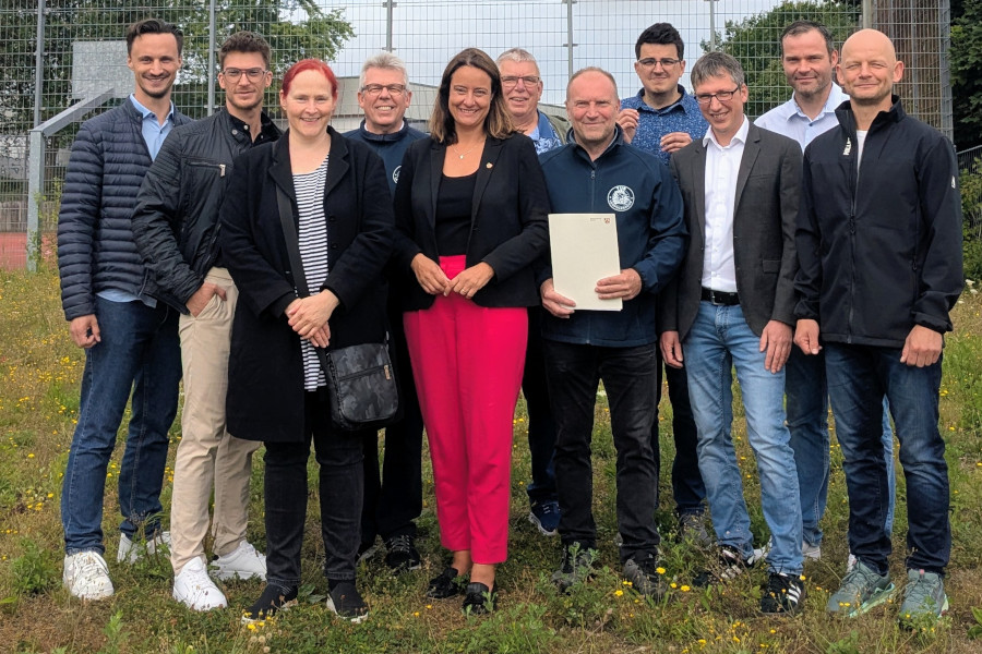 Waren bei der Übergabe des Förderbescheides dabei: (von links) Maximilian Busch, Julian Bruck, Kristina Rabeau (alle drei Architekturbüro busch + bruck), stellvertretender Vorsitzender TuS Leopoldshöhe Horst Wolfmeier, Regierungspräsidentin Anna Katharina Bölling, Geschäftsführer TuS Leopoldshöhe Erich Mühlenmeier, Vorsitzender TuS Leopoldshöhe Nils Nagel, Bürgermeister Martin Hoffmann, Mathias Hartig (Bezirksregierung Detmold) und Vereinsmanager TuS Leopoldshöhe Dag Schneevoigt. Foto: TuS Leopoldshöhe