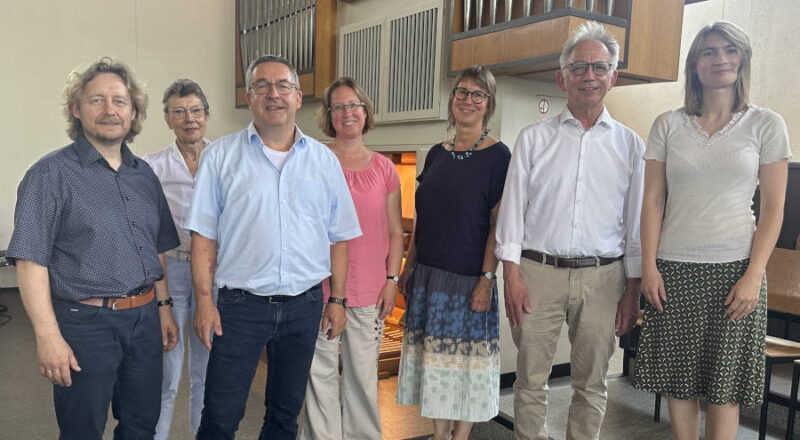 Vorfreude auf den beliebten Lippischen Orgelsommer von links: Pfarrer Thorsten Rosenau (Ev.-ref. Peterskirche Talle), Brigitte Scheuer (Heimat- und Verschönerungsverein Bad Salzuflen), Dr. Axel Lehmann, Kantorin Stefanie Schwarz (Auferstehungskirche Bad Salzuflen), Pfarrerin Claudia Ostarek (Ev.-ref. Kirche Schieder), Landeskantor Burkhard Geweke, Kantorin Leonie Deutschmann (Erlöserkirche Detmold) Foto: Lippische Landeskirche