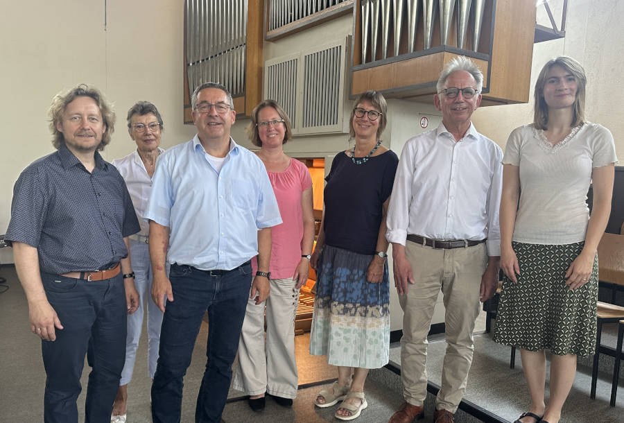Vorfreude auf den beliebten Lippischen Orgelsommer von links: Pfarrer Thorsten Rosenau (Ev.-ref. Peterskirche Talle), Brigitte Scheuer (Heimat- und Verschönerungsverein Bad Salzuflen), Dr. Axel Lehmann, Kantorin Stefanie Schwarz (Auferstehungskirche Bad Salzuflen), Pfarrerin Claudia Ostarek (Ev.-ref. Kirche Schieder), Landeskantor Burkhard Geweke, Kantorin Leonie Deutschmann (Erlöserkirche Detmold) Foto: Lippische Landeskirche