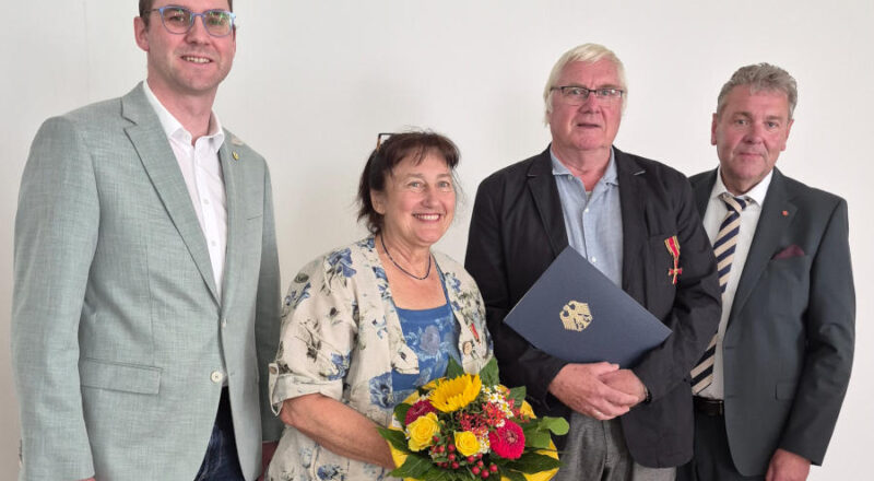 Freuen sich gemeinsam über die hohe Auszeichnung (von links): Lages Bürgermeister Matthias Kalkreuter, Sigrid Pöppelmann-Terwey und Bernd Terwey sowie Landrat Meinolf Haase. Foto: Kreis Lippe