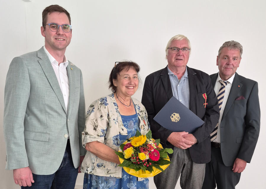 Freuen sich gemeinsam über die hohe Auszeichnung (von links): Lages Bürgermeister Matthias Kalkreuter, Sigrid Pöppelmann-Terwey und Bernd Terwey sowie Landrat Meinolf Haase. Foto: Kreis Lippe