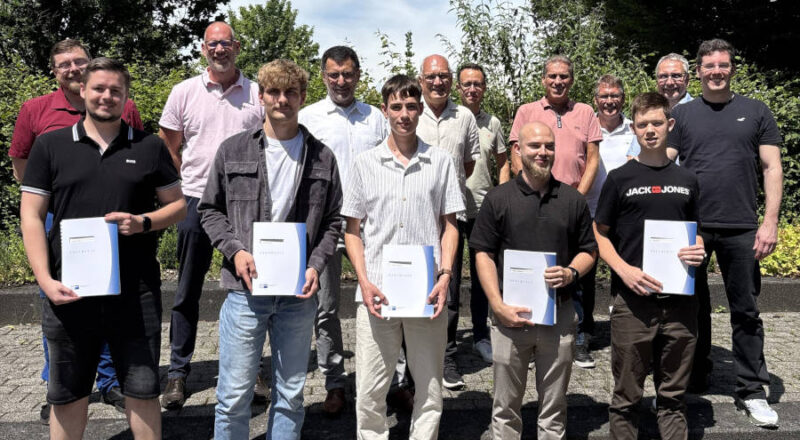 Die Ausschussmitglieder freuten sich mit den anwesenden „Besten“ (von links): Alexander Obst, Vorsitz Mechatroniker:innen, Steven Volz, Phoenix Contact GmbH & Co. KG, Manuel Falk, Vorsitz Elektroniker:in für Geräte und Systeme, Peer Bornefeld, Weidmüller Interface GmbH & Co. KG, Norbert Wrede, Vorsitz Industriemechaniker:innen, Pascal Lauenstein, Weidmüller Interface GmbH & Co. KG, Ralf Runte, Vorsitz Werkzeugmechaniker:innen, Lorenz Tegenkamp, Lehrervertreter Zerspanungsmechaniker:innen, Niklas Hagemann, Weidmüller Interface GmbH & Co. KG, Matthias Krist, Vorsitz Zerspanungsmechaniker:in, Martin Müller, Vorsitz Mechatroniker:in, Boas Wölk, Phoenix Contact GmbH & Co. KG, Michael Senge, Lehrervertreter Werkzeugmechaniker:innen, Kai Schwabe, Lehrervertreter Mechatroniker:innen. Foto: IHK Lippe