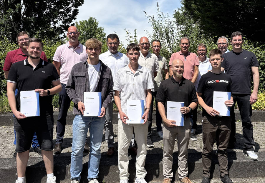 Die Ausschussmitglieder freuten sich mit den anwesenden „Besten“ (von links): Alexander Obst, Vorsitz Mechatroniker:innen, Steven Volz, Phoenix Contact GmbH & Co. KG, Manuel Falk, Vorsitz Elektroniker:in für Geräte und Systeme, Peer Bornefeld, Weidmüller Interface GmbH & Co. KG, Norbert Wrede, Vorsitz Industriemechaniker:innen, Pascal Lauenstein, Weidmüller Interface GmbH & Co. KG, Ralf Runte, Vorsitz Werkzeugmechaniker:innen, Lorenz Tegenkamp, Lehrervertreter Zerspanungsmechaniker:innen, Niklas Hagemann, Weidmüller Interface GmbH & Co. KG, Matthias Krist, Vorsitz Zerspanungsmechaniker:in, Martin Müller, Vorsitz Mechatroniker:in, Boas Wölk, Phoenix Contact GmbH & Co. KG, Michael Senge, Lehrervertreter Werkzeugmechaniker:innen, Kai Schwabe, Lehrervertreter Mechatroniker:innen. Foto: IHK Lippe