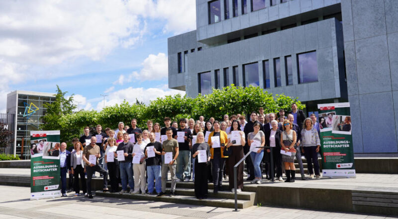 Die Ausbildungsbotschafter mit ihren Auszeichnungen für ihr Engagement. Foto: Privat