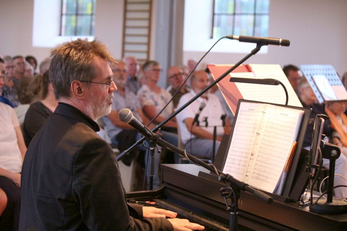 Dirk Martin leitete den Projektchor vom Klavier aus und trat auch oft als Solist hervor. Foto: Thomas Dohna