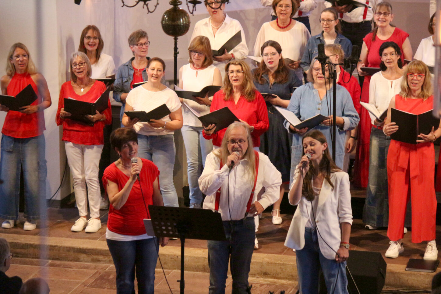 Inka Graalmann, Ole Weigelt und Victoria Scherwitzki (vorn von links) waren die Solisten des Abends. Foto: Thomas Dohna