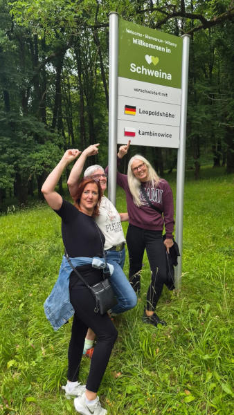 Ein Foto der Verbundenheit: Am Partnerschaftsschild in Schweina.
