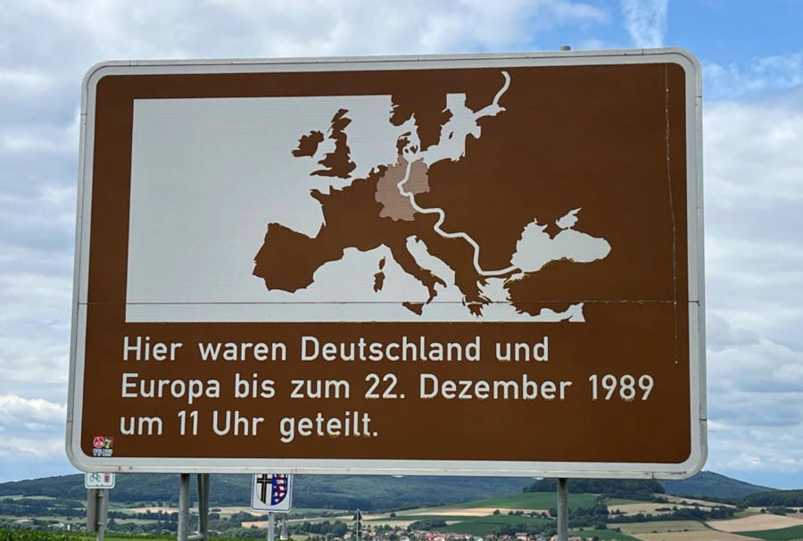 Das Hinweisschild an der ehemaligen innerdeutschen Grenze erinnert an die Teilung Europas und
unterstreicht die Bedeutung von Städtepartnerschaften für Verständigung, Frieden und ein geeintes
Europa.