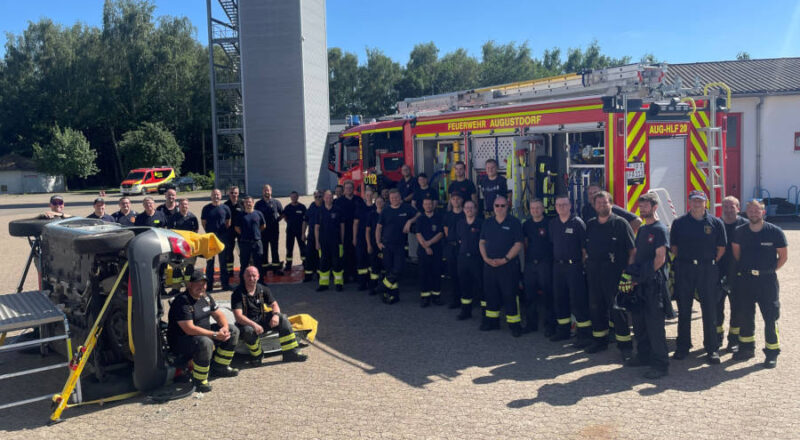Einsatzbereit in jeder Lage: Die Teilnehmer der lippischen Feuerwehren blicken gemeinsam mit den Dozenten und den Organisatoren auf einen erfolgreichen Ausbildungstag zur patientengerechten Unfallrettung zurück. Foto: Kreis Lippe