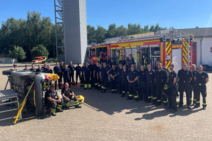Einsatzbereit in jeder Lage: Die Teilnehmer der lippischen Feuerwehren blicken gemeinsam mit den Dozenten und den Organisatoren auf einen erfolgreichen Ausbildungstag zur patientengerechten Unfallrettung zurück. Foto: Kreis Lippe
