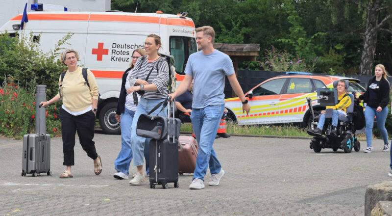 Viele Freiwillige kamen mit Koffer und Rucksack zu der Übung an die Sekundarschule. Foto: Kreis Lippe