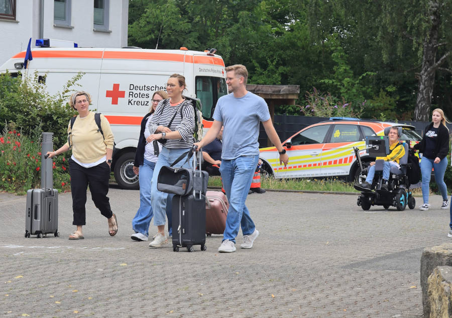 Viele Freiwillige kamen mit Koffer und Rucksack zu der Übung an die Sekundarschule. Foto: Kreis Lippe