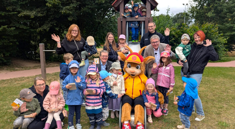 nerwarteter Besuch: Willi Basen, Landrat Meinolf Haase (rechts neben Willi) und Sparkassenvorstand Arnd Paas (links neben Willi) zu Gast in der KiTa Storchennest in Blomberg-Donop. Foto: Kreis Lippe