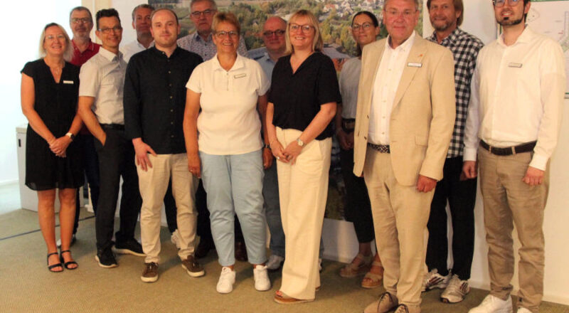 Tauschten sich gemeinsam über den Wirtschaftsstandort Lippe aus von links: Daniela Brenker, Uwe Bartels (Kreis Lippe), Matthias Carl, Lars Henning Döhler, Hinrich Schwarze (IHK), Rainer Grabbe, Sabine Beine, Dirk Menzel (Kreis Lippe), Svenja Jochens (IHK), Karen Zereike, Landrat Meinolf Haase, Günter Weigel, Jan-Henrik Schröder (Kreis Lippe). Foto: Kreis Lippe