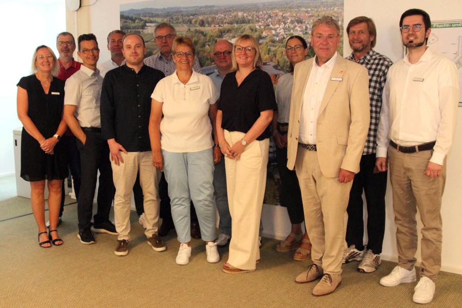 Tauschten sich gemeinsam über den Wirtschaftsstandort Lippe aus von links: Daniela Brenker, Uwe Bartels (Kreis Lippe), Matthias Carl, Lars Henning Döhler, Hinrich Schwarze (IHK), Rainer Grabbe, Sabine Beine, Dirk Menzel (Kreis Lippe), Svenja Jochens (IHK), Karen Zereike, Landrat Meinolf Haase, Günter Weigel, Jan-Henrik Schröder (Kreis Lippe). Foto: Kreis Lippe