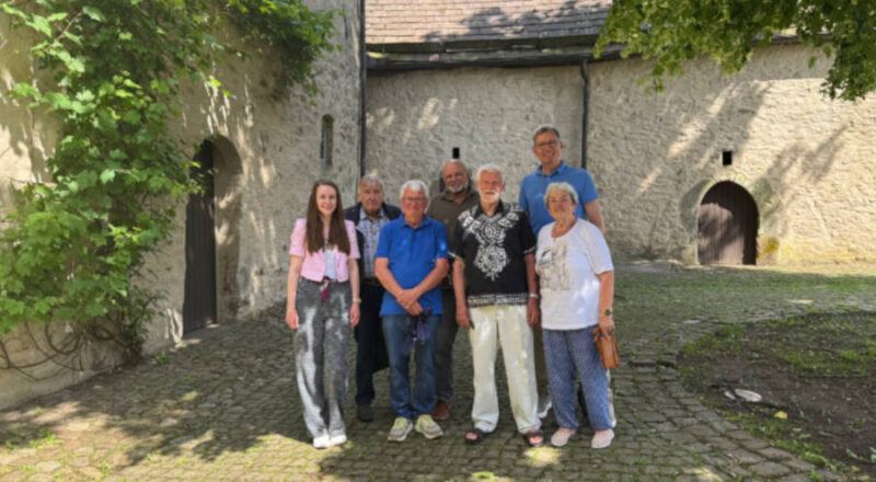 Freuen auf die Erzählwerkstatt am 14. Juli auf der Burg Sternberg. (von links) Martha Johannsmeier (Kulturstellwerk Nordlippe), Friedhelm Nolting, Historiker Jürgen Scheffler, Heimatdichter Friedo Petig, Udo Krüger, Jochen Brunsiek (Kulturstellwerk Nordlippe) und Karin Kuhlmann. Foto Landesverband Lippe