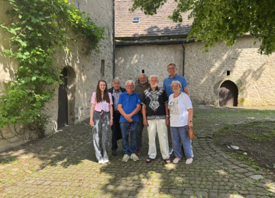 Freuen auf die Erzählwerkstatt am 14. Juli auf der Burg Sternberg. (von links) Martha Johannsmeier (Kulturstellwerk Nordlippe), Friedhelm Nolting, Historiker Jürgen Scheffler, Heimatdichter Friedo Petig, Udo Krüger, Jochen Brunsiek (Kulturstellwerk Nordlippe) und Karin Kuhlmann. Foto Landesverband Lippe